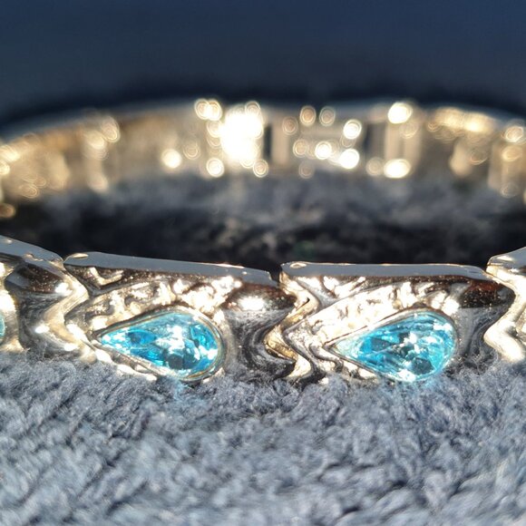 Gorgeous Silver Linked Bracelet with Blue Teardrop Crystal Rhinestones - Picture 8 of 17